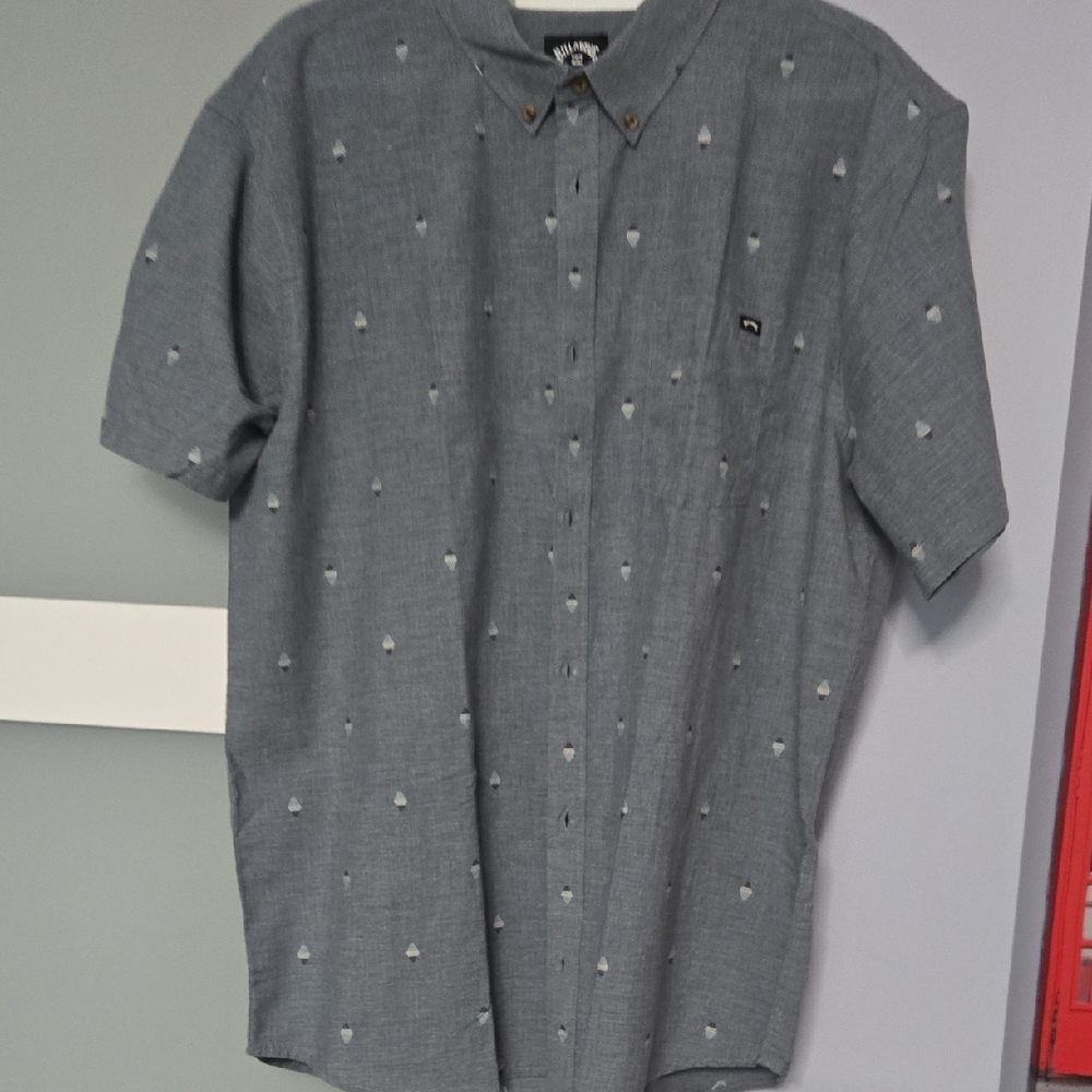 Billabong Gray Casual Short Sleeved Button Down Shirt with  Design